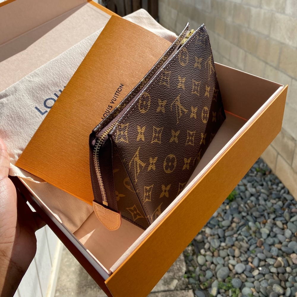Louis Vuitton Toiletry 19